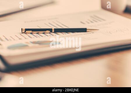 Nahaufnahme. Finanzdiagramm am Büroschreibtisch. Stockfoto