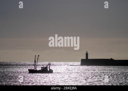 Kleines Fischerboot im Hafen von Newhaven Stockfoto