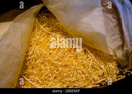 Öffnen Sie Recycling-Karton Taped Entsendung und Versandkarton mit geschreddert Papier Verpackungsmaterial Lieferung, Post-Service, Versand-Konzept Stockfoto