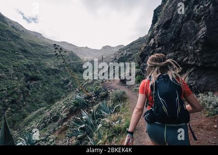 Junge Fitness Frau Trail Runner Laufen auf Berggipfel Stockfoto