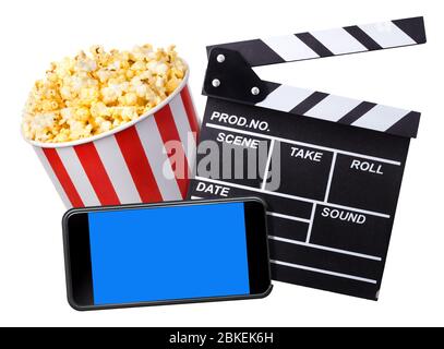 Fliegendes Popcorn, Filmklappenbrett und Telefon isoliert auf weißem Hintergrund Stockfoto