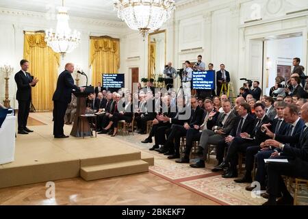 Präsident Donald J. Trump, der sich auf der Bühne mit dem niederländischen Premierminister Mark Rutte zusammenschloss, würdigt den niederländischen Sammler Bert Kreuk bei der Präsentation einer Flagge des Zweiten Weltkriegs, die während der Invasion des D-Day an Bord eines US-Schiffes geflogen wurde Donnerstag, den 18. Juli 2019, Im Ostraum des Weißen Hauses. Präsident Trump trifft den niederländischen Premierminister Stockfoto