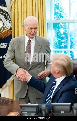 Präsident Donald J. Trump und Vizepräsident Mike Pence begrüßen die Apollo 11-Astronauten Buzz Aldrin und Michael Collins zusammen mit den Familienmitgliedern des Astronauten Neil Armstrong am Freitag, den 19. Juli 2019, im Oval Office des Weißen Hauses, um den 50. Jahrestag der Apollo 11 Mondlandung zu gedenken. #Apollo50 Stockfoto