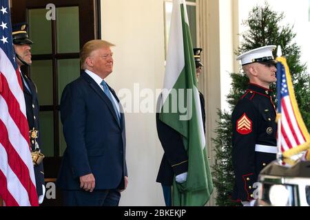 Präsident Donald J. Trump begrüßt am Montag, den 22. Juli 2019, den Premierminister Imran Khan der Islamischen Republik Pakistan am Eingang der Lobby des Westflügels des Weißen Hauses. Präsident Trump trifft sich mit dem pakistanischen Premierminister Stockfoto