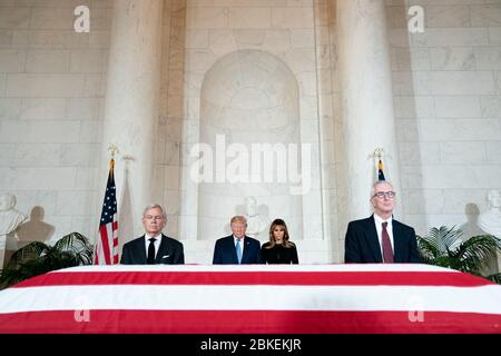 Am 22. Juli 2019 nahmen Präsident Donald J. Trump und First Lady Melania Trump an der Beerdigungsfeier für John Paul Stevens am Obersten Gerichtshof der USA Teil. Stockfoto