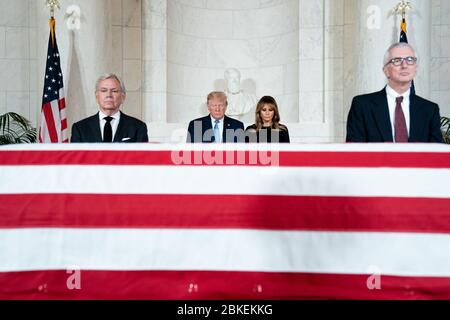Präsident Donald J. Trump und First Lady Melania Trump zollen am 22. Juli 2019 beim Begräbnisgottesdienst für den pensionierten US-Supreme Court Associate Justice John Paul Stevens am Obersten Gerichtshof der Vereinigten Staaten in Washington ihren Respekt, D.C. Präsident Trump und Frau Trump respektieren den Richter des Obersten Gerichtshofs der USA, John Paul Stevens Stockfoto