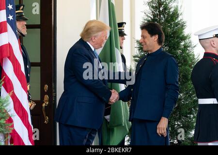 Präsident Donald J. Trump begrüßt am Montag, den 22. Juli 2019, den Premierminister Imran Khan der Islamischen Republik Pakistan am Eingang der Lobby des Westflügels des Weißen Hauses. Präsident Trump trifft sich mit dem pakistanischen Premierminister Stockfoto