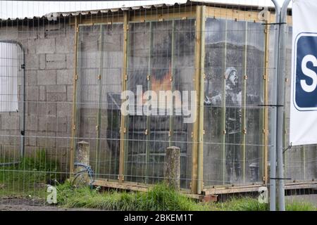 Ein Kunstwerk in einer Garage des Straßenkünstlers Banksy in Port Talbot, South Wales Stockfoto