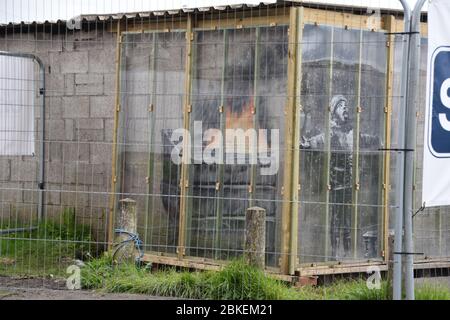 Ein Kunstwerk in einer Garage des Straßenkünstlers Banksy in Port Talbot, South Wales Stockfoto