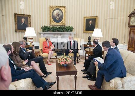 Präsident Donald Trump spricht mit der britischen Premierministerin Theresa May während eines bilateralen Treffens im Oval Office, Freitag, 27. Januar 2017. Premierminister May war der erste Staatschef, der offiziell das Weiße Haus besuchte. Die ersten 100 Tage von Präsident Trump: 8 Stockfoto