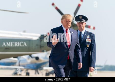 Am 30. Juli 2019 winkt Präsident Donald J. Trump in Begleitung von Oberst Samuel Chesnut der US-Luftwaffe zur Presse, bevor er in der Joint Base Andrews, Maryland, auf dem Weg zum Flughafen Newport News/Williamsburg in Virginia an Bord der Air Force One ging. Stockfoto