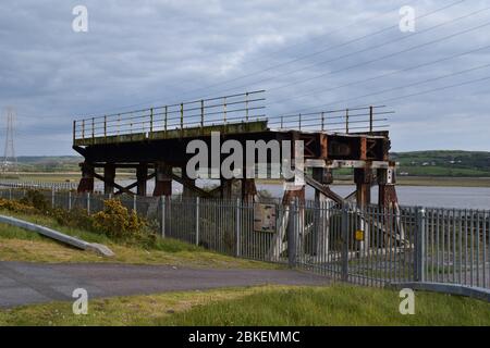 Der verbleibende Teil der Old Loughor Bridge in Llanelli, Wales. Foto aufgenommen am 6. Mai 2019 Stockfoto