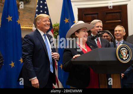 Präsident Donald J. Trump hört zu, wie Vertreter der Rinderindustrie am Freitag, den 2. August 2019, im Roosevelt-Saal des Weißen Hauses Anmerkungen zur Ankündigung eines Abkommens zwischen den USA und der Europäischen Union zur Erhöhung der US-Rindfleischexporte auf europäische Märkte abgeben. Präsident Trump Kündigt Handelsabkommen An Stockfoto