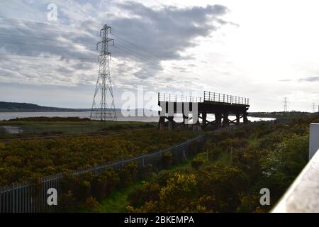 Der verbleibende Teil der Old Loughor Bridge in Llanelli, Wales. Foto aufgenommen am 6. Mai 2019 Stockfoto