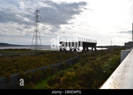 Der verbleibende Teil der Old Loughor Bridge in Llanelli, Wales. Foto aufgenommen am 6. Mai 2019 Stockfoto