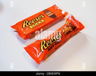 Reese’s Sticks und Reese’s Nut Bar: Die berühmte amerikanische Erdnussbutter-Schokolade Stockfoto