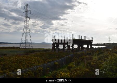 Der verbleibende Teil der Old Loughor Bridge in Llanelli, Wales. Foto aufgenommen am 6. Mai 2019 Stockfoto