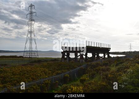 Der verbleibende Teil der Old Loughor Bridge in Llanelli, Wales. Foto aufgenommen am 6. Mai 2019 Stockfoto