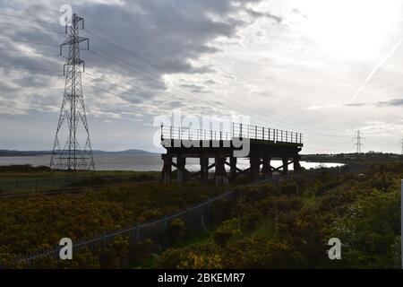 Der verbleibende Teil der Old Loughor Bridge in Llanelli, Wales. Foto aufgenommen am 6. Mai 2019 Stockfoto