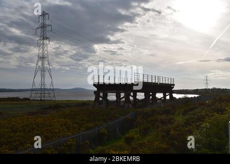 Der verbleibende Teil der Old Loughor Bridge in Llanelli, Wales. Foto aufgenommen am 6. Mai 2019 Stockfoto