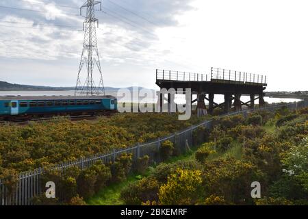 Der verbleibende Teil der Old Loughor Bridge in Llanelli, Wales. Foto aufgenommen am 6. Mai 2019 Stockfoto