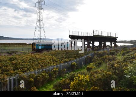 Der verbleibende Teil der Old Loughor Bridge in Llanelli, Wales. Foto aufgenommen am 6. Mai 2019 Stockfoto