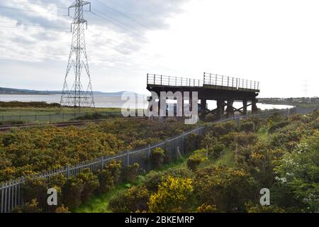 Der verbleibende Teil der Old Loughor Bridge in Llanelli, Wales. Foto aufgenommen am 6. Mai 2019 Stockfoto