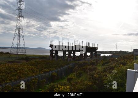 Der verbleibende Teil der Old Loughor Bridge in Llanelli, Wales. Foto aufgenommen am 6. Mai 2019 Stockfoto