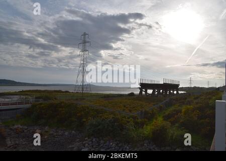 Der verbleibende Teil der Old Loughor Bridge in Llanelli, Wales. Foto aufgenommen am 6. Mai 2019 Stockfoto