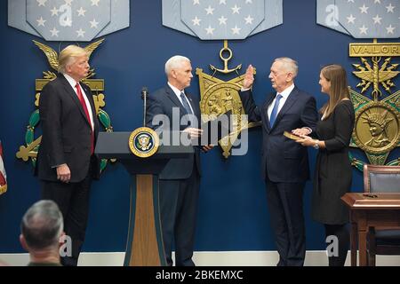 Präsident Donald Trump sieht zu, wie Vizepräsident Mike Pence RET schwört. General James Mattis als US-Verteidigungsminister im Pentagon in Arlington, Virginia, Freitag, 27. Januar 2017. Die ersten 100 Tage von Präsident Trump: 9 Stockfoto