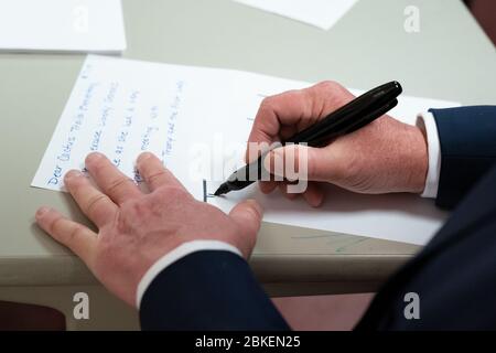 Präsident Donald J. Trump unterschreibt Autogramme und schreibt eine Notiz, während er am Mittwoch, den 7. August 2019, die Opfer der Schießerei und ihre Familienangehörigen im Universitätsklinikum von El Paso in El Paso, Texas, besucht. Präsident Trump und die First Lady in El Paso, Texas Stockfoto