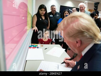 Präsident Donald J. Trump unterschreibt Autogramme und schreibt eine Notiz, während er am Mittwoch, den 7. August 2019, die Opfer der Schießerei und ihre Familienangehörigen im Universitätsklinikum von El Paso in El Paso, Texas, besucht. Präsident Trump und die First Lady in El Paso, Texas Stockfoto