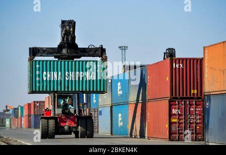 Peking, April 11. Mai 2020. Ein Container wird am 11. April 2020 im Hafen von Erenhot in der Autonomen Region Innere Mongolei in Nordchina gehoben. ZU XINHUA SCHLAGZEILEN VOM 4. MAI 2020. Kredit: Lian Zhen/Xinhua/Alamy Live News Stockfoto