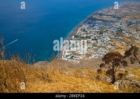 Luftaufnahme des Dorfes Perissa auf der Insel Santorini in Griechenland, im Sommer. Stockfoto