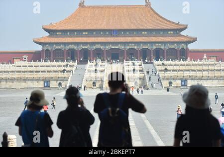 (200504) -- PEKING, 4. Mai 2020 (Xinhua) -- Touristen besuchen das neu eröffnete Palastmuseum in Peking, Hauptstadt von China, 1. Mai 2020. ZU XINHUA SCHLAGZEILEN VOM 4. MAI 2020. (Xinhua/Chen Zhonghao) Stockfoto