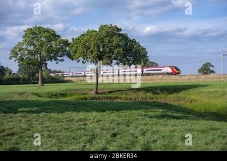 Virgin Trains Alstom pendolino Zug durch die Cheshire Landschaft in der Nähe von Winsford an der Westküste Hauptlinie Stockfoto