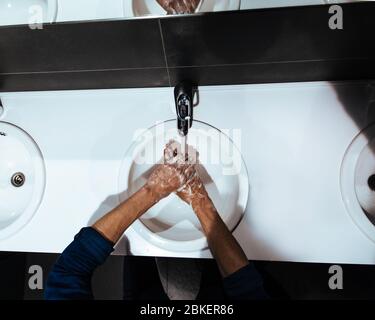 Nahaufnahme. Der Mensch wäscht sich vorsichtig die Hände mit Seife Stockfoto