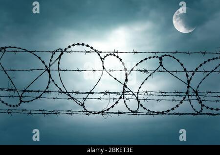 Grenze mit Stacheldraht aus Gefängnis in der Nacht mit Mond, Konzeptbild von Flucht und Freiheit Stockfoto