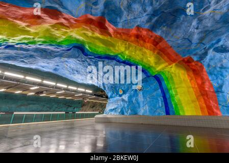 Stadion Station mit einem bemalten Regenbogen, Station der Tunnelbana. Kunst der U-Bahn in Stockholm, Schweden, die längste Kunstausstellung der Welt. Stockfoto