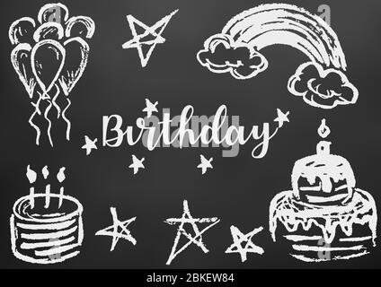 Alles Gute Zum Geburtstag. Grußkarte, Flyer, Banner. Kreide auf ein schwarzes Brett zeichnen. Kuchen, Kerzen, Sterne, Luftkugeln, Regenbogen Stock Vektor