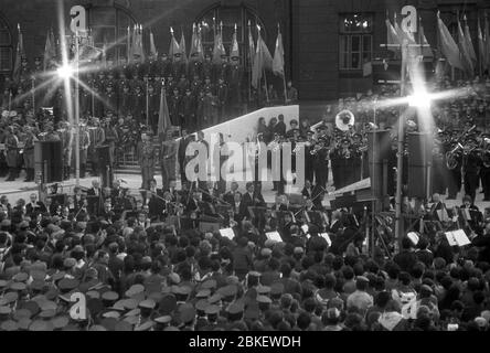 30. Mai 1980, Sachsen, Karl-Marx-Stadt: Abendkundgebung mit FDJlers - das V.. Das Freundschaftsfest der Jugend der DDR und der UdSSR findet Ende Mai 1980 in Karl-Marx-Stadt statt. Foto: Volkmar Heinz/dpa-Zentralbild/ZB Stockfoto