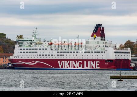 Großes Kreuzfahrtschiff Viking Line in Stockholm. Viking Line ist eine finnische Reederei, die Kreuzfahrtfähren zwischen Finnland, Schweden und Estland betreibt. Stockfoto