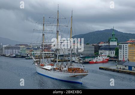 Das dreimastige Barque Takeled Sailing Training Vessel die Statsraad Lehmkuhl, die bei Regen durch den Hafen von Bergen fährt. Stockfoto