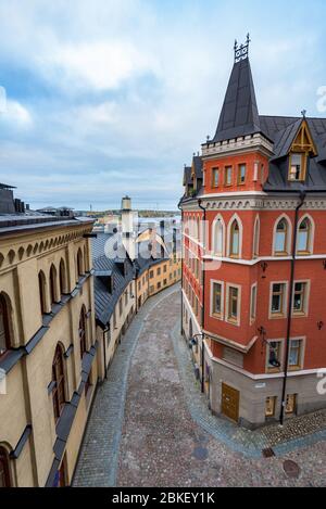 Typische Straße Ecke in Stockholm, Schweden. Bellmansgatan und Pryssgrand, aus Mariahissen in Sodermalm. Novemberabend. Stockfoto