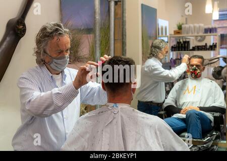 Friseursalon in Essen-Rüttenscheid, erster Kunde nach 6 Wochen, Geschäft wegen Koronakrise geschlossen, Meisterfriseur und Kunde mit Mund n Stockfoto