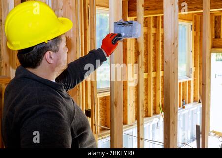 Prozess der Installation von Steckdosen an der Wand in neuen Haus Neubau Stockfoto