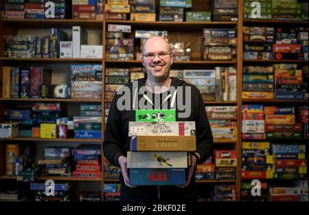 Berlin, Deutschland. April 2020. Tim Overkamp hätte Spiele in der Ludothek 'Spielwiese' in der Hand. In der 'Spielwiese' leihen er und sein Team rund 1500 Spiele. Zu dpa-korr 'Game Kreditgeber: Lassen Sie sich nicht den Spaß des Spiels verdorben werden'. (Zu 'Game Lender: Lassen Sie sich nicht den Spaß am Spiel verderben') Quelle: Britta Pedersen/dpa-Zentralbild/dpa/Alamy Live News Stockfoto