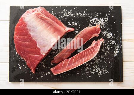 Großes Thunfisch mit Salz frisch Stockfoto