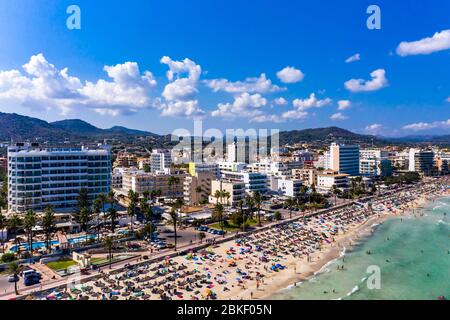 Luftaufnahme über die Bucht von Cala Millor und Cala Bona, Manacor Region, Mallorca, Balearen, Spanien Stockfoto