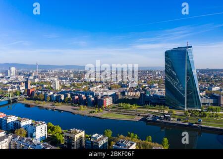 Luftbild, Frankfurt, Skyline, mit Wolkenkratzern, EZB, Fluss, Frankfurt am Main, Hessen, Deutschland Stockfoto